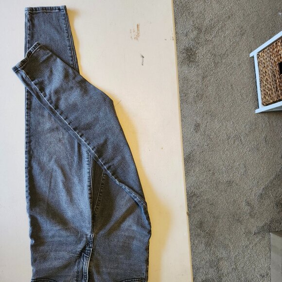 Levi’s High-Waisted Mom Jeans Size 24 — Gray-Black Wash, Excellent Condition - Picture 4 of 5